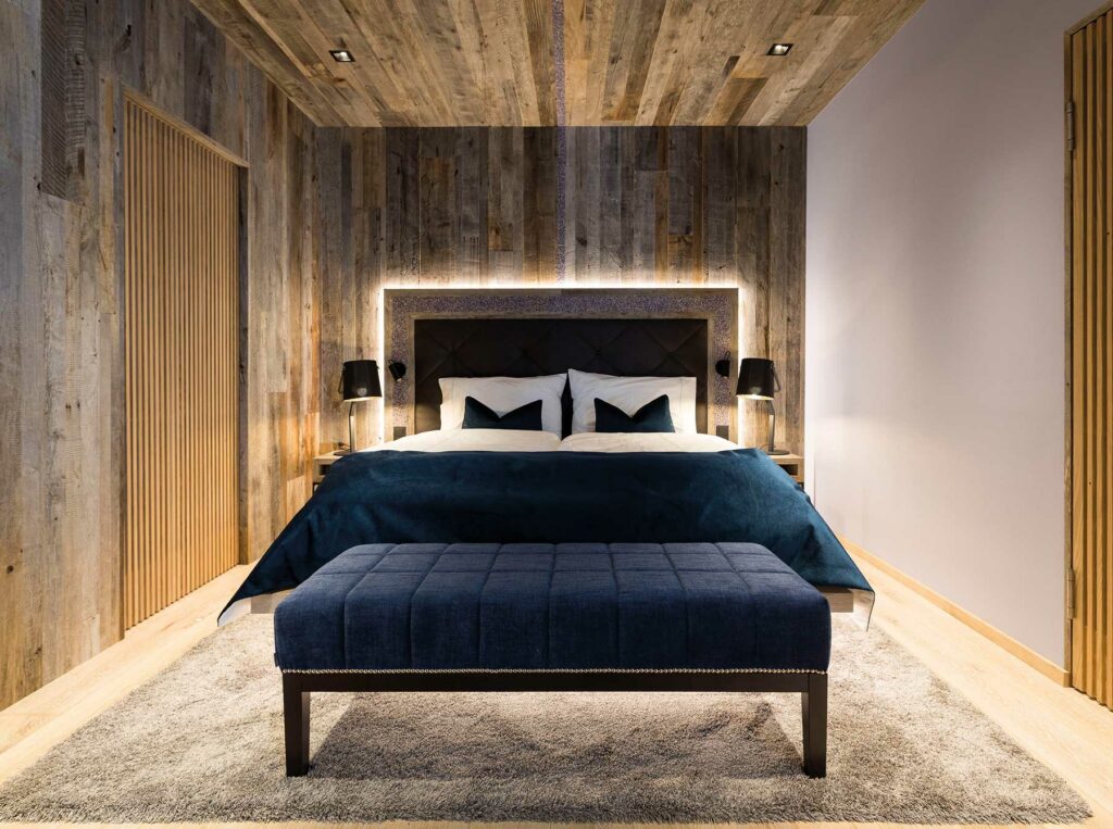 galleria-altholz-erle-grau-mit-kornblume-blau_schauraum-admont